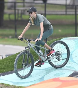 ivanka-trump-bike-ride-in-miami-12-17-2022-2.jpg