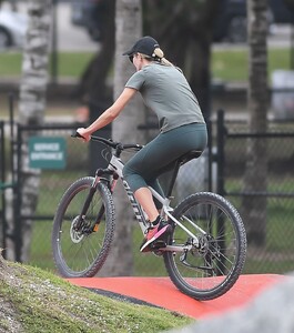 ivanka-trump-bike-ride-in-miami-12-17-2022-4.jpg