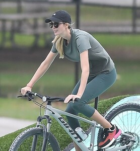 ivanka-trump-bike-ride-in-miami-12-17-2022-5.jpg