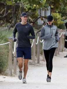 ivanka-trump-jog-on-christmas-eve-in-miami-12-24-2022-0.jpg