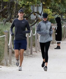 ivanka-trump-jog-on-christmas-eve-in-miami-12-24-2022-2.jpg