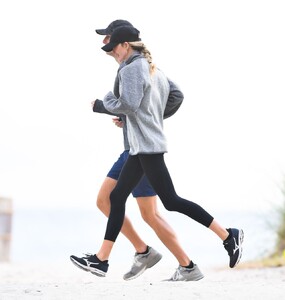 ivanka-trump-jog-on-christmas-eve-in-miami-12-24-2022-5.jpg