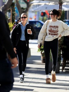 kendall-jenner-and-hailey-rhode-bieber-at-croft-alley-in-beverly-hills-12-13-2022-2.jpg