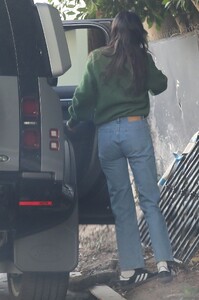 kendall-jenner-at-jon-and-vinny-s-restaurant-in-brentwood-12-26-2022-4.jpg