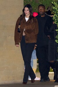 kendall-jenner-at-nobu-in-malibu-11-29-2022-1.thumb.jpg.c90861e951ff7fbc0e5c93c0d667bd6f.jpg