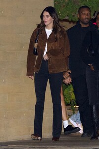 kendall-jenner-at-nobu-in-malibu-11-29-2022-3.thumb.jpg.6f81656004041cb81bccd01ba5862373.jpg