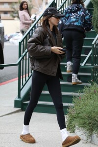 kendall-jenner-out-in-beverly-hills-12-01-2022-3.jpg