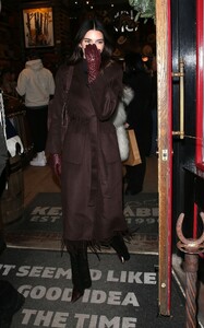 kendall-jenner-shopping-in-aspen-12-10-2022-1.thumb.jpg.9d80920025a2e4f9dedc21db8e1a5645.jpg