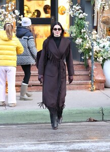 kendall-jenner-shopping-in-aspen-12-10-2022-2.thumb.jpg.2f172e29bc75a287a991ba80767c4d3b.jpg