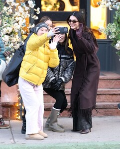 kendall-jenner-shopping-in-aspen-12-10-2022-3.thumb.jpg.5b03eaff71732952201e16f5a1fc31a7.jpg