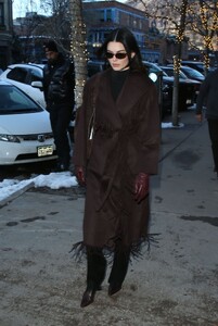 kendall-jenner-shopping-in-aspen-12-10-2022-4.thumb.jpg.8d98657a81a7217a7c6b56e5e5b51d91.jpg