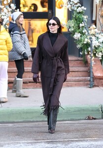 kendall-jenner-shopping-in-aspen-12-10-2022-5.thumb.jpg.5c08e31507d5bd4584c9f24f692c4764.jpg