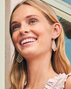 kendra-scott-alex-drop-earrings-gold.thumb.webp.5f4cb4ab2ceed33ce6dff04f4155137c.webp