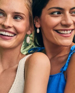 kendra-scott-dani-gold-drop-earrings-lee-drop-earrings.thumb.webp.f4d32acc46b8081b99945f064c2ec9ca.webp