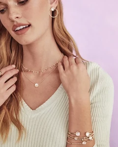 kendra-scott-davis-small-pendant-necklace-gold-dichroic-glass-02-lg.thumb.webp.c40c85fe291cddd73dccd64af9307c6d.webp