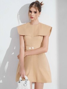 royal_dress2_ee3872af7c414e4e8ec7e52538dceae8_master.jpg