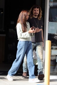zoe-saldana-and-marco-perego-out-in-los-angeles-12-26-2022-0.jpg