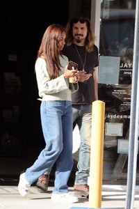 zoe-saldana-and-marco-perego-out-in-los-angeles-12-26-2022-3.jpg