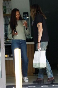 zoe-saldana-and-marco-perego-out-in-los-angeles-12-26-2022-5.jpg