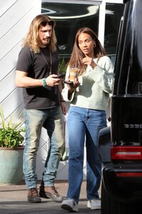 zoe-saldana-and-marco-perego-out-in-los-angeles-12-26-2022-6.jpg
