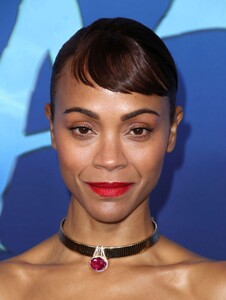 zoe-saldana-avatar-the-way-of-water-premiere-in-los-angeles-12-12-2022-6.jpg