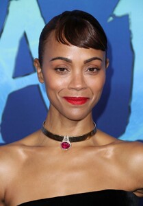 zoe-saldana-avatar-the-way-of-water-premiere-in-los-angeles-12-12-2022-8.jpg