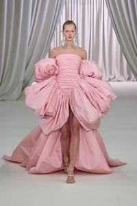 00001-giambattista-valli-spring-2023-couture-credit-gorunway.thumb.webp.770b0fbb95566fca9efb2c383c6bb2f4.webp