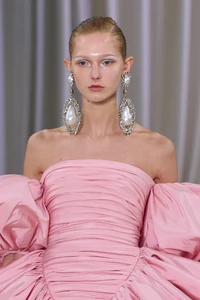 00001-giambattista-valli-spring-2023-couture-details-credit-gorunway.thumb.webp.6fed1224b25b37e828281966c5c1bb99.webp