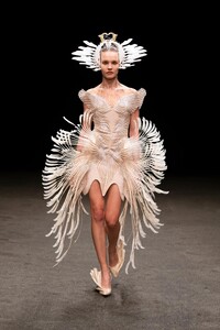 00021-Iris-van-Herpen-Couture-Spring-21-credit-Gio-Staiano.thumb.jpg.79ba1decd7d2721053e0e181ed7a1d60.jpg