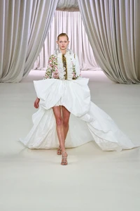 00040-giambattista-valli-spring-2023-couture-credit-gorunway.thumb.webp.26eca9c12f0bac010fc53c463b1e7c2f.webp