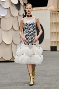 00047-chanel-spring-2023-couture-gorunway.thumb.webp.b71f4ef6dcb1c551b219bb9deb45acdf.webp