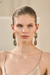 00100-schiaparelli-spring-2023-couture-detail-gorunway.thumb.webp.92cda136e07842ec2b06cbf6b401d1e8.webp