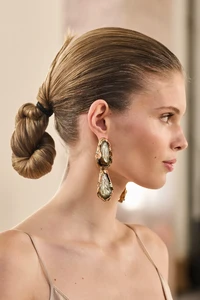00101-schiaparelli-spring-2023-couture-detail-gorunway.thumb.webp.cb56bfd1c33e4174cca2be116248635b.webp
