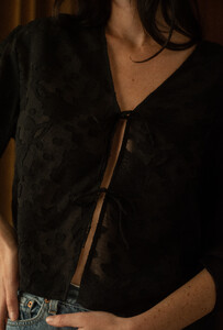 94cfdd3b-1860-4ec7-9818-f3561e2f9f42_yse-homewear-blouse-papillon-de-nuit-noir+(5).jpg
