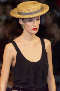 zikova s01ysl-HC-1p.jpg