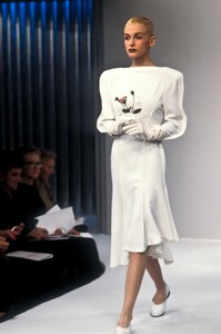 1509663163_ThierryMugler1987WomenRTW26.thumb.jpg.3501cc3d44d757779a8a646596876a69.jpg