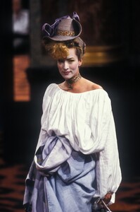 1558710381_VivienneWestwood1994WomenRTW14.thumb.jpg.35f26b676be355d7980daae740304c65.jpg