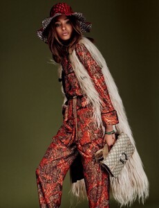 1579180010_voguejapan08.thumb.jpg.776ba8d948eade9c86dcbe041c09feef.jpg
