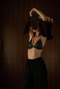 a58d9d4a-2482-46f6-ac7d-51759fa8dfdd_yse-lingerie-triangle-a-lheure-de-lamour-noir+(3) (1).jpg