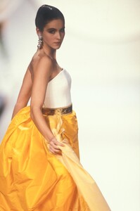 2020385913_ChristianDior1990HauteCouture282.thumb.jpg.df5c610db1792a235673839d841403a6.jpg