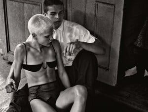 207367137_voguegermany05.thumb.jpg.718fe066b688558fa22956a1a1a8f093.jpg