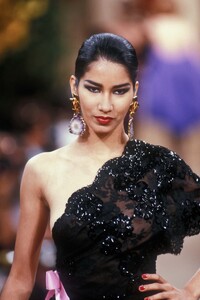 457392689_YvesSaintLaurent1990HauteCouture161.thumb.jpg.8246b609ec8c9850f20aa66386fd8631.jpg