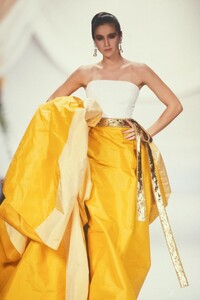 653590933_ChristianDior1990HauteCouture280.thumb.jpg.a0a8c471e4a1656d93d3f0e7d0bee80a.jpg