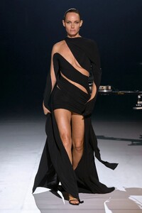 Amber_Valletta_Walks_Runway_at_Thierry_Mugler_Haute_Couture_Spring-summer_2023_Show_at_Paris_Fashion_We.jpg