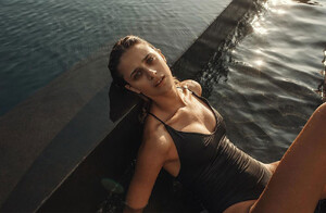 Benedetta-Porcaroli-looking-so-hot-in-black-bikini-in-the-pool.jpg