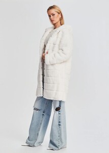 Ecommerce_Crop-221115_Ecom_Set2_SHOT_52_6047.jpg