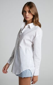 Estella_Relaxed_Button_Up_Blouse_in_White_3.thumb.jpg.d03526c82024341778525546f78cbc1b.jpg