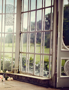 Karlina_George_Vogue_UK_October_2012_06.thumb.jpg.16b8c2921f43fa6a082679ae6d0298ee.jpg