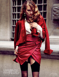 Unal_Vogue_Turkey_September_2010_08.thumb.jpg.c53c411fa8c86b265e5a43dbeea0d672.jpg