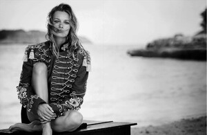 Vogue_Germany_-_Juli_2016-12.thumb.jpg.2f2f7ea9f13531afccc6c6cece848a40.jpg